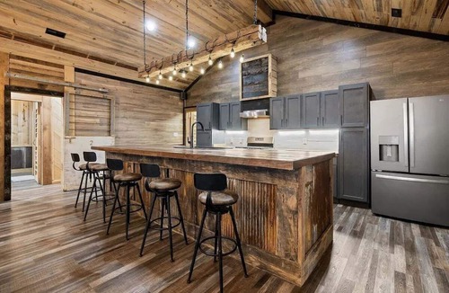 Goreville Cabin | Secluded Group Lodge on 20 Acres
