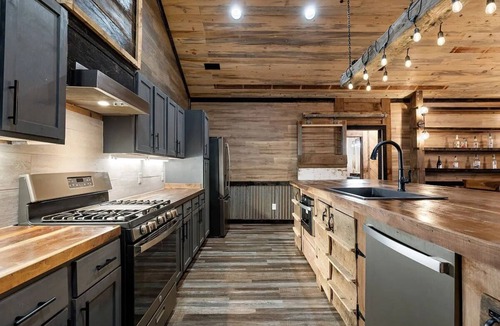 Goreville Cabin | Secluded Group Lodge on 20 Acres