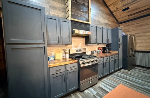 Goreville Cabin | Secluded Group Lodge on 20 Acres