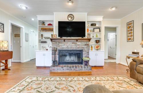 Pine Mountain Valley House | Secluded Hamilton Cabin Retreat with Private Lake!