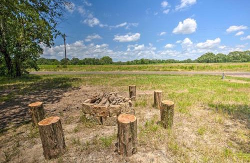 Yantis House | Secluded Home w/Gas Grill, 3 Mi to Boating!