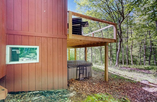 Wilmington House | Secluded home with deck, hot tub, & foosball table