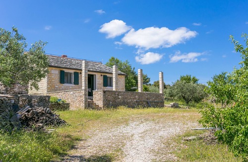 Supetar House | Secluded house with a parking space Supetar, Brač (K-17330)