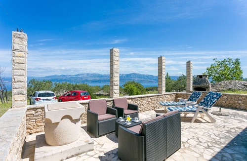 Supetar House | Secluded house with a parking space Supetar, Brač (K-17330)