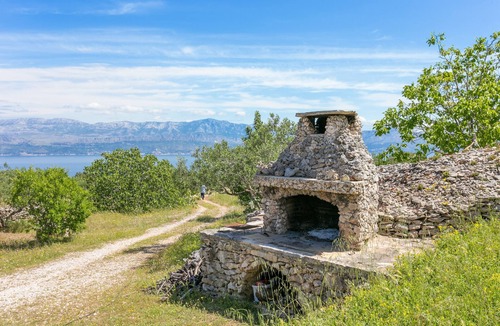 Supetar House | Secluded house with a parking space Supetar, Brač (K-17330)