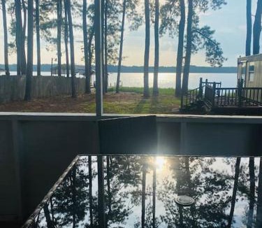 Hartsville House | Secluded lakefront cabin on Robinson