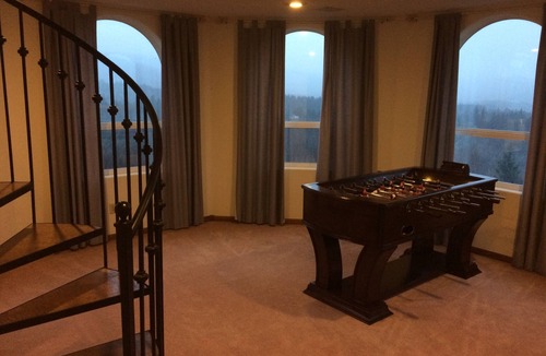 Portland House | Secluded large home. Wooded setting. Easy commute to downtown.