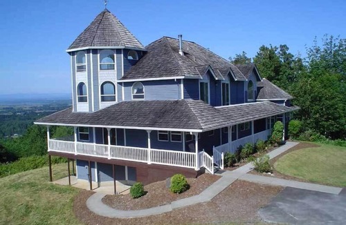 Portland House | Secluded large home. Wooded setting. Easy commute to downtown.