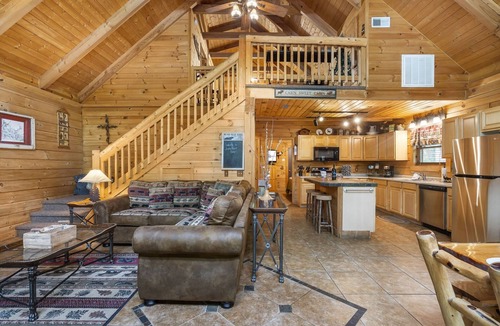 Ridgedale Cabin | Secluded Lodge w HotTub Loft w Games Near Big Cedar Trophy Buck Pet Friendly Car Charger Slide