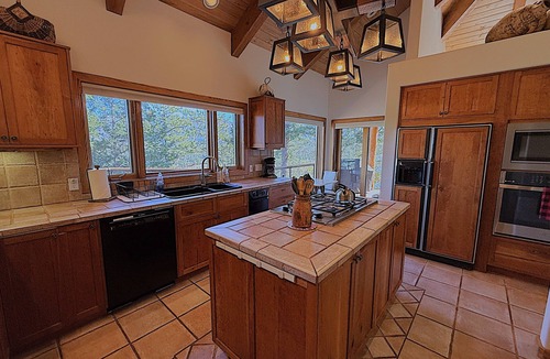 Purgatory House | Secluded Lodge with Lake Views