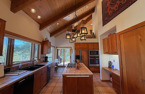 Purgatory House | Secluded Lodge with Lake Views