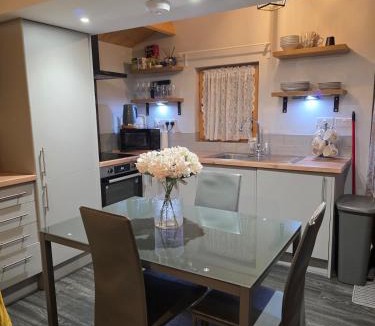 High Wycombe Ski Chalet | Secluded Log Cabin escape