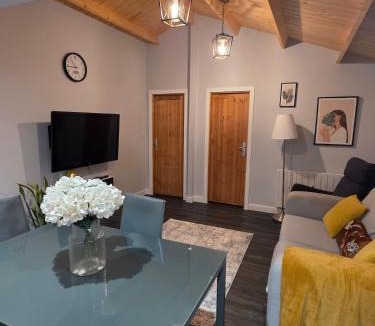 High Wycombe Ski Chalet | Secluded Log Cabin escape