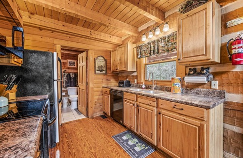 Wears Valley Cabin | Secluded Log Cabin! Free pool access, big yard, awesome location!