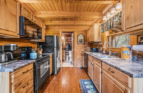 Wears Valley Cabin | Secluded Log Cabin! Free pool access, big yard, awesome location!