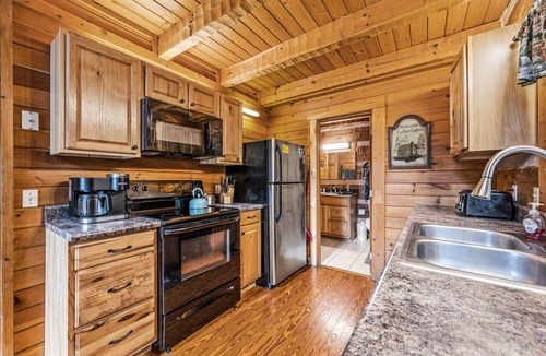 Wears Valley Cabin | Secluded Log Cabin! Free pool access, big yard, awesome location!