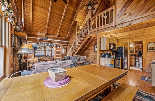 Wears Valley Cabin | Secluded Log Cabin! Free pool access, big yard, awesome location!