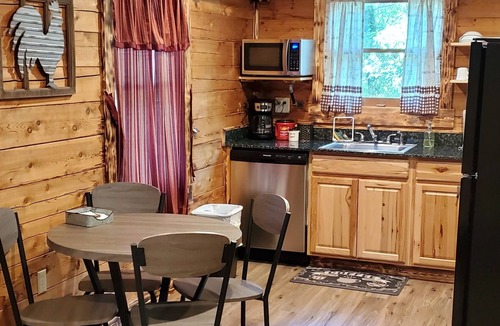 Henderson Cabin | Secluded Log Cabin Getaway