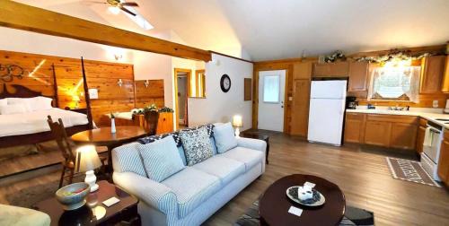 Eureka Springs Ski Chalet | Secluded log cabin#4 at Wisteria