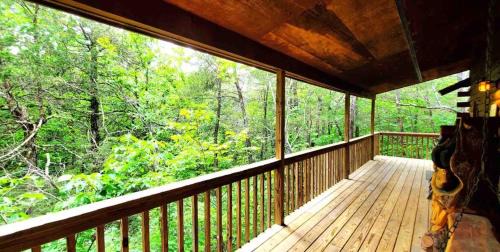 Eureka Springs Ski Chalet | Secluded log cabin#4 at Wisteria