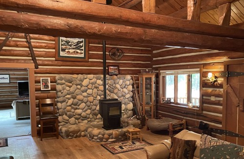 Grants Pass House | Secluded log home