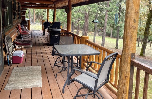 Grants Pass House | Secluded log home