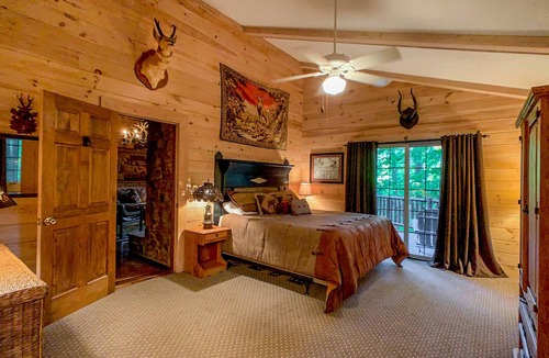Kuttawa House | Secluded Log Home with Private Lake, Dock, and Firepit. SPECIAL: 3 NTS FOR 2PD
