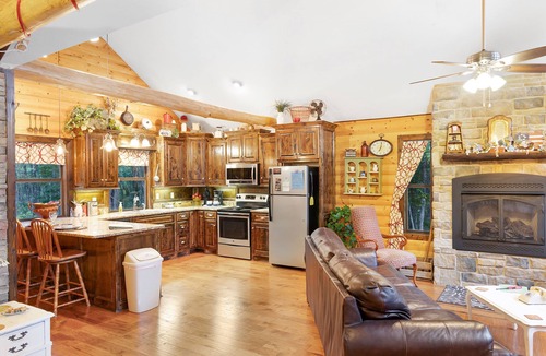 Octavia Cabin | Secluded, luxurious cabin perched above Eagle Fork Creek with sunrise views.