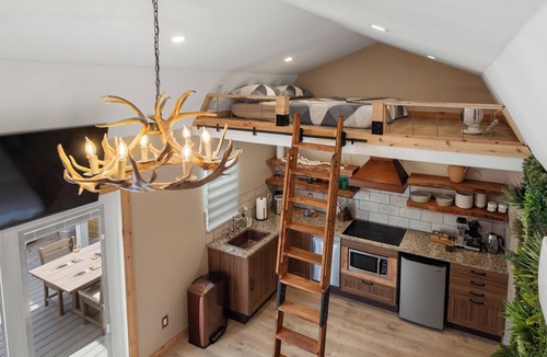 Wimberley Villa | Secluded Luxury Couples cabin Sauna Pool