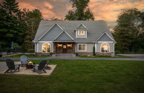 Skyland House | Secluded Luxury Home with Pool and Hot Tub in ASHEVILLE 15 min to Downtown