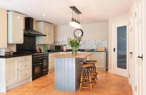 Selkirk House | Secluded Luxury Off-Grid Hideaway with Apartment