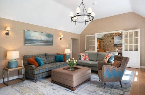 Selkirk House | Secluded Luxury Off-Grid Hideaway with Apartment