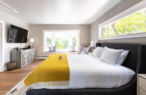 Napa Villa | Secluded Master Suite on Private Vineyard