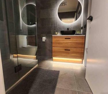 Parkdale House | Secluded Modern Comfort By The Coast