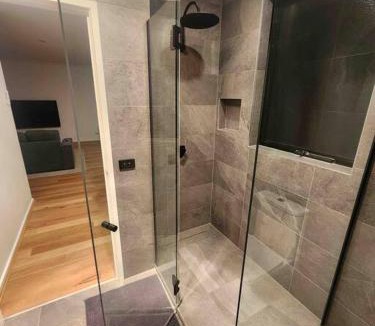 Parkdale House | Secluded Modern Comfort By The Coast