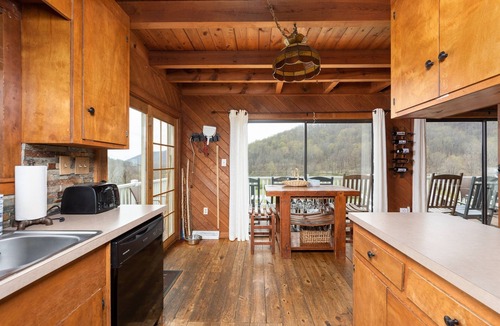 Lovingston Ski Chalet | Secluded Mountain Cabin Firepit 12ppl