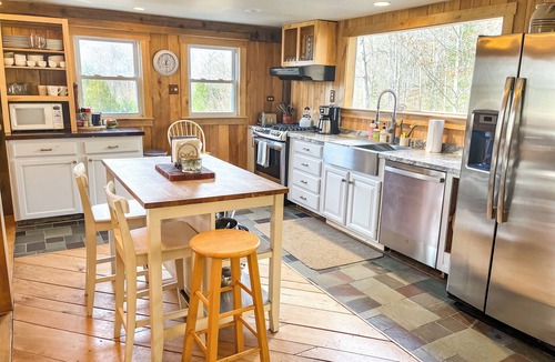 Granville House | Secluded Mountain Getaway with Hot tub and Views!