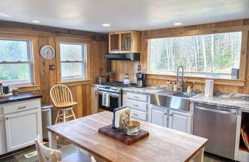 Granville House | Secluded Mountain Getaway with Hot tub and Views!