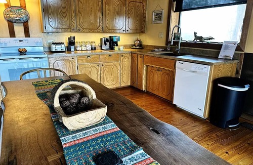 Smithville Cabin | Secluded mountain top cabin with amazing views and hot tub!