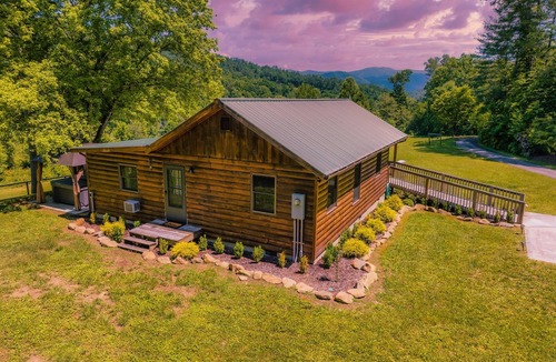 Robbinsville Cabin | Secluded Mountain Getaway! Hot tub! TailofDragon
