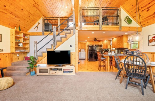 Schellsburg Cabin | Secluded Mtn Cabin 2 Kings Firepit WiFi