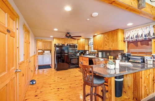 Schellsburg Cabin | Secluded Mtn Cabin 2 Kings Firepit WiFi