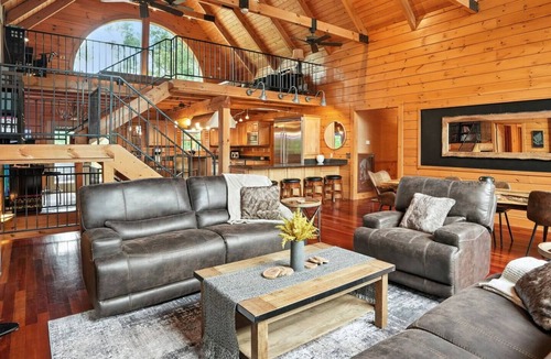 Ashland City Cabin | Secluded Nashville Luxury Lodge