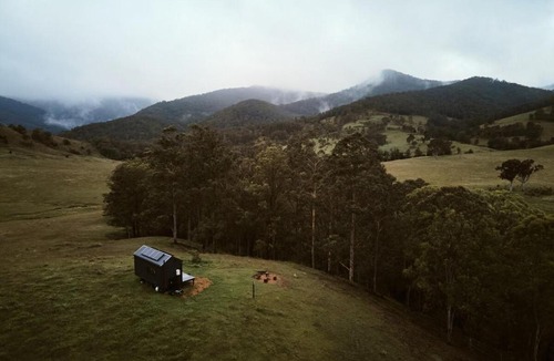 Gloucester Tops House | Secluded Off-Grid Cabin Valley View - Pet Friendly - Sufjan