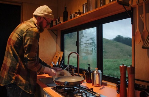 Gloucester Tops House | Secluded Off-Grid Cabin Valley View - Pet Friendly - Sufjan