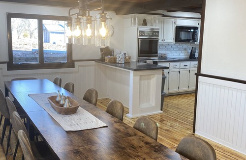 Cassville House | Secluded on a 6 acre ridge! 1 mile from Roaring River. Quiet and serene