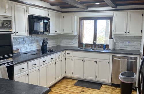Cassville House | Secluded on a 6 acre ridge! 1 mile from Roaring River. Quiet and serene