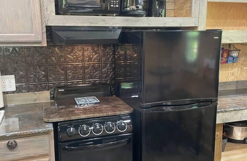 Eminence Cabin | Secluded Ozarks Bunk House at Old Desperado Ranch