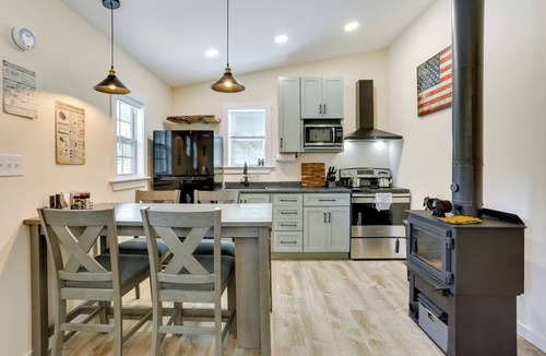 East Stroudsburg Cabin | Secluded Poconos Cabin: 75 Acres & Fire Pit!