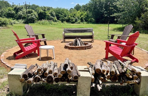 Brenham House | Secluded-Prvt fishing-Close to dwntn-firepit-paddleboat-nature trail-KING bed